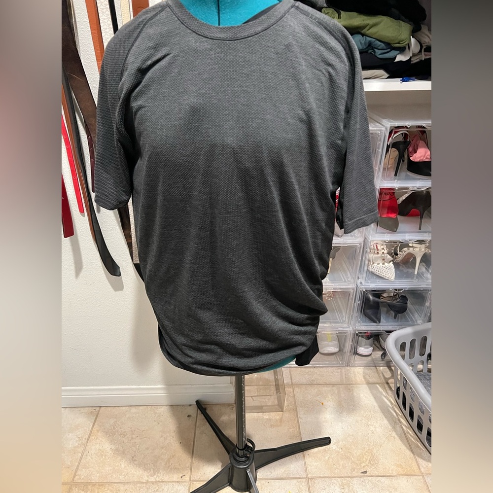Lululemon Men's Gray T-Shirt